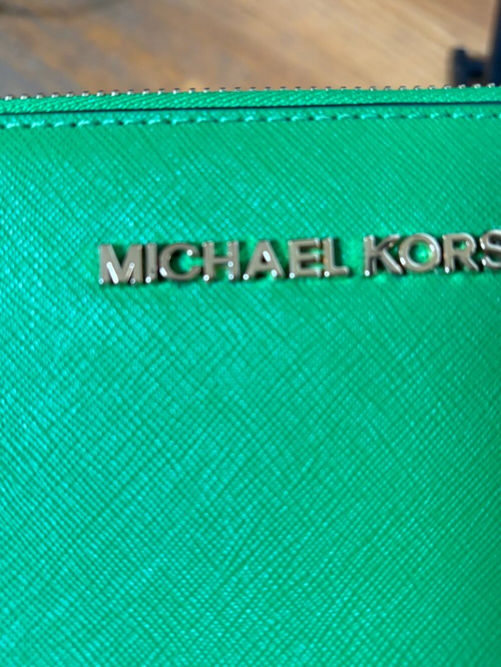 Michael Kors Jet Set Continental Wallet in a textured green Saffiano leather - Picture 6 of 10